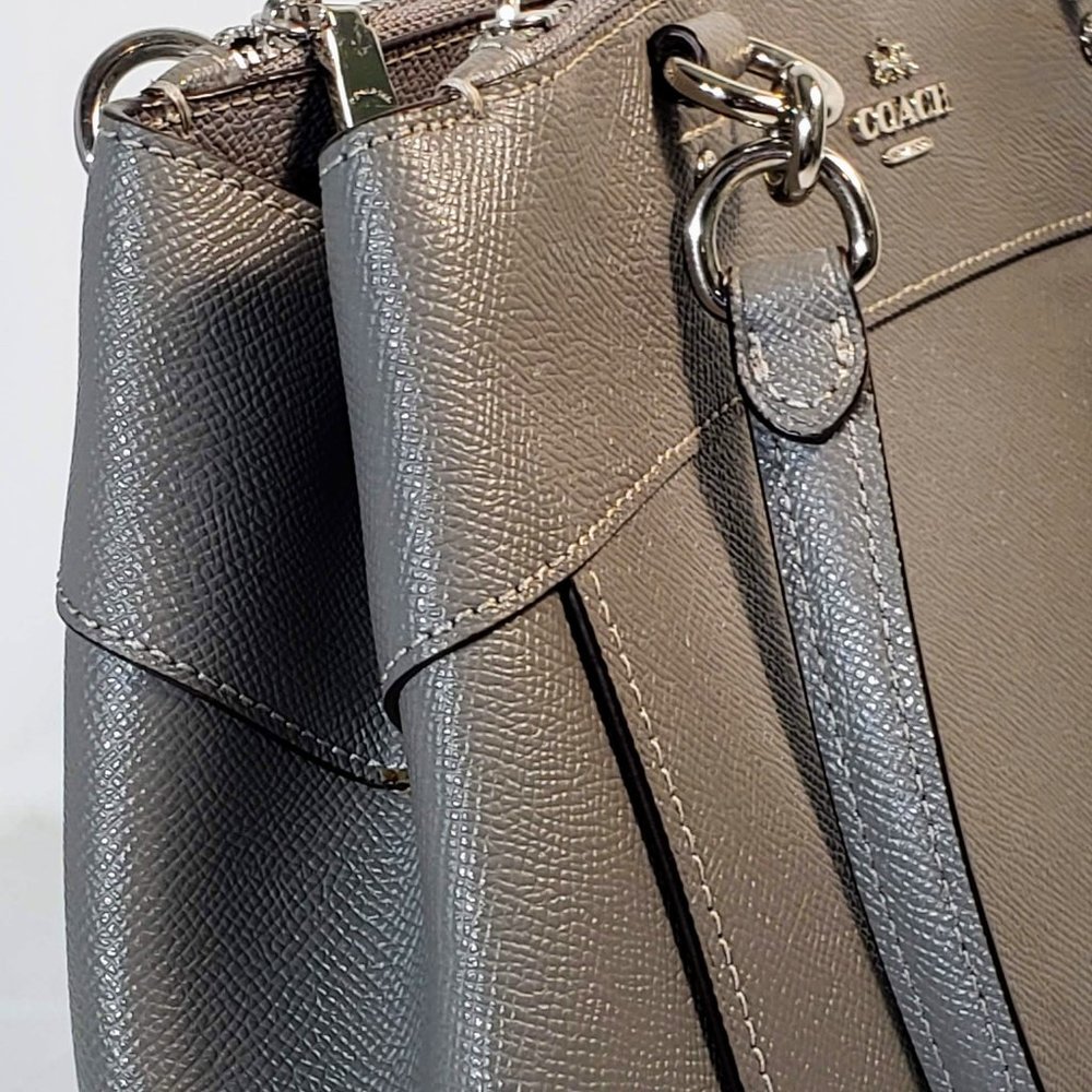 Coach-crossgrain Brook mini, carry all hand bag, like new. w/crossbody strap - Picture 3 of 14